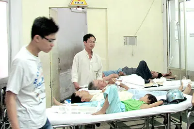Bệnh nhân chờ chụp X-quang tại Bệnh viện Chấn thương chỉnh hình TPHCM. Bệnh nhân chờ chụp X-quang tại Bệnh viện Chấn thương chỉnh hình TPHCM.