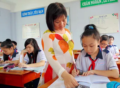 Cô Trần Thị Hồng Trang, giáo viên chủ nhiệm lớp 9/1, Trường THCS Hoàng Lê Kha (quận 6) đang hướng dẫn Châu Huệ Mai - giải nhất khối 8-9 trong một giờ Anh văn. Cô Trần Thị Hồng Trang, giáo viên chủ nhiệm lớp 9/1, Trường THCS Hoàng Lê Kha (quận 6) đang hướng dẫn Châu Huệ Mai - giải nhất khối 8-9 trong một giờ Anh văn.