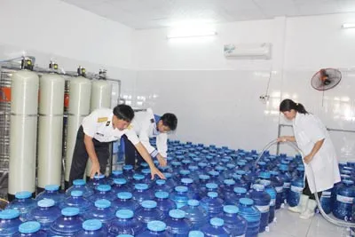 Bộ Tư lệnh Vùng 5 Hải quân (đóng tại đảo Phú Quốc) phải chuẩn bị hàng trăm thùng nước sạch đã qua khử trùng mỗi ngày để cung cấp cho các đơn vị ở các đảo xa. Bộ Tư lệnh Vùng 5 Hải quân (đóng tại đảo Phú Quốc) phải chuẩn bị hàng trăm thùng nước sạch đã qua khử trùng mỗi ngày để cung cấp cho các đơn vị ở các đảo xa.