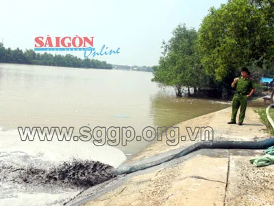 Nước thải độc hại chưa qua xử lý xả thẳng ra sông Đồng Điền Nước thải độc hại chưa qua xử lý xả thẳng ra sông Đồng Điền