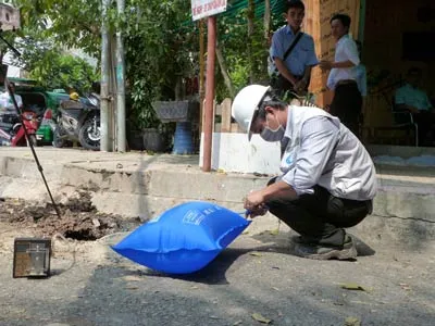 Túi khí hút không khí từ bên dưới vị trí được lấy đầy. Túi khí hút không khí từ bên dưới vị trí được lấy đầy.