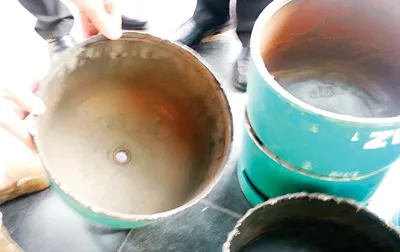 Những chiếc bình gas của các hãng uy tín được Công ty Điện Quang thu gom “chế” lại thành của mình. Ảnh: PHÚC HẬU Những chiếc bình gas của các hãng uy tín được Công ty Điện Quang thu gom “chế” lại thành của mình. Ảnh: PHÚC HẬU
