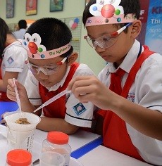 Primary school students enjoy making joyful experiments in previous time Primary school students enjoy making joyful experiments in previous time