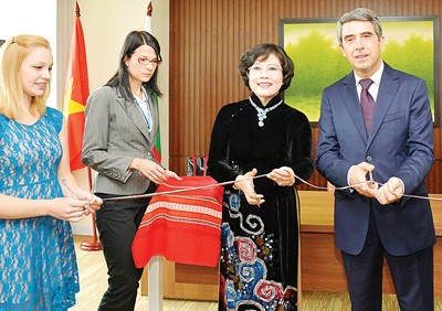 Mr. Rosen Plevneliev, President of Bulgaria (R), and Ms. Nguyen Thi Hong (second, R) , Deputy Chairwoman of the People’s Committee of HCMC, attended the ribbon cutting ceremony of the Bulgaria Economic and Trade Office on October 31. (Photo: Sggp) Mr. Rosen Plevneliev, President of Bulgaria (R), and Ms. Nguyen Thi Hong (second, R) , Deputy Chairwoman of the People’s Committee of HCMC, attended the ribbon cutting ceremony of the Bulgaria Economic and Trade Office on October 31. (Photo: Sggp)