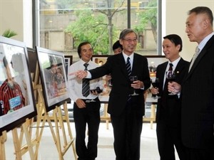 VNA General Director Nguyen Duc Loi and Kyodo News Agency Chief Editor Masaki Fukuyama (second and third right) at the exhibition. Photo: VNA VNA General Director Nguyen Duc Loi and Kyodo News Agency Chief Editor Masaki Fukuyama (second and third right) at the exhibition. Photo: VNA