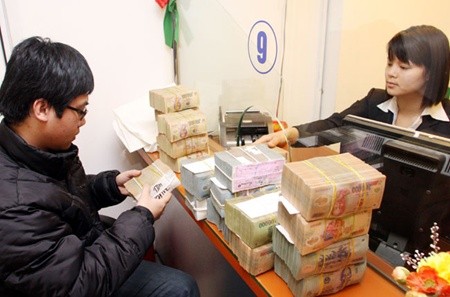 Transactions being conducted at a branch of the Sai Gon-Ha Noi Bank. The bank plans to sell VND1 trillion ($47.6 million) in bad debts to the Viet Nam Asset Management Company this month. — VNA/VNS Photo Tran Viet Transactions being conducted at a branch of the Sai Gon-Ha Noi Bank. The bank plans to sell VND1 trillion ($47.6 million) in bad debts to the Viet Nam Asset Management Company this month. — VNA/VNS Photo Tran Viet