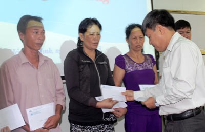A representative from the Committee gives gifts to need and poor traffic accident people at Cho Ray Hospital (Photo: SGGP) A representative from the Committee gives gifts to need and poor traffic accident people at Cho Ray Hospital (Photo: SGGP)
