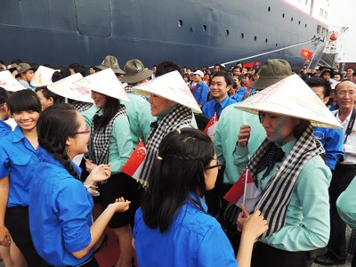 Vietnamese youth welcome Singaporean delegates. (Photo: Sggp) Vietnamese youth welcome Singaporean delegates. (Photo: Sggp)