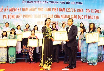Hua Ngoc Thuan (R) , Deputy Chairman of the People's Committee of Ho Chi Minh City, gives certificates of merit and trophies to teachers and schools who have contributed to the education sector. (Photo: SGGP) Hua Ngoc Thuan (R) , Deputy Chairman of the People's Committee of Ho Chi Minh City, gives certificates of merit and trophies to teachers and schools who have contributed to the education sector. (Photo: SGGP)