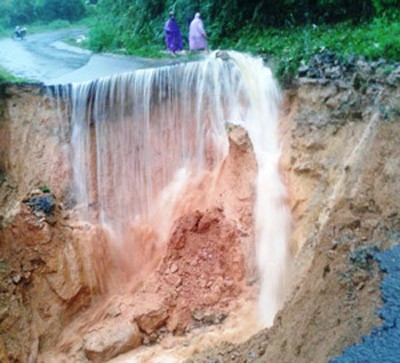 A section of Highway 24 is swept away by flood waters, paralyzing traffic between Quang Ngai and Kon Tum Provinces. (Photo: SGGP) A section of Highway 24 is swept away by flood waters, paralyzing traffic between Quang Ngai and Kon Tum Provinces. (Photo: SGGP)