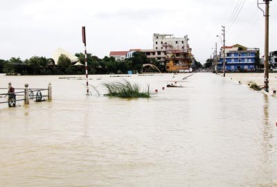 Roads look like rivers in Thua Thien - Hue Province. (Photo: SGGP) Roads look like rivers in Thua Thien - Hue Province. (Photo: SGGP)