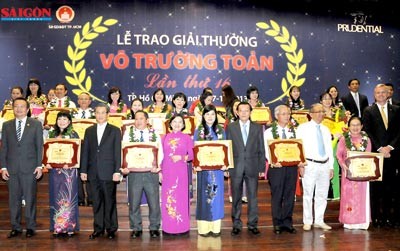 30 outstanding teachers receive 2013 Vo Truong Toan Award. (Photo: SGGP) 30 outstanding teachers receive 2013 Vo Truong Toan Award. (Photo: SGGP)