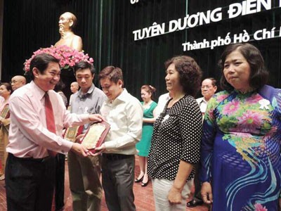 Chairman of Ho Chi Minh City Red Cross, Le Quang Ninh gives certificates of merit to individuals and groups for their charity work. (Photo: Sggp) Chairman of Ho Chi Minh City Red Cross, Le Quang Ninh gives certificates of merit to individuals and groups for their charity work. (Photo: Sggp)