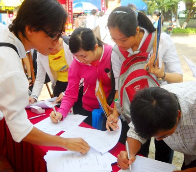 Students contact the Student Support Center in Ho Chi Minh City for information on jobs (Photo:SGGP) Students contact the Student Support Center in Ho Chi Minh City for information on jobs (Photo:SGGP)