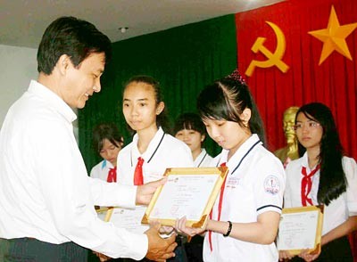 Director of Education and Training in Can Tho Province awards the first prize to Pham Quynh Nhu Ngoc (R) and Pham Thi Nhu Quynh (Photo:SGGP) Director of Education and Training in Can Tho Province awards the first prize to Pham Quynh Nhu Ngoc (R) and Pham Thi Nhu Quynh (Photo:SGGP)
