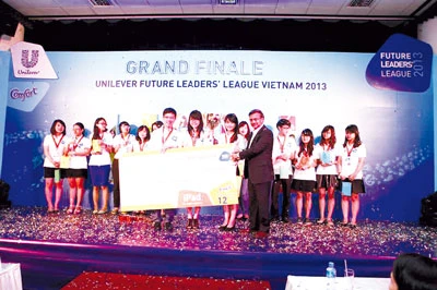 Ngài JV Raman, Chủ tịch Công ty TNHH Quốc tế Unilever Việt Nam trao giải nhất chung cuộc cho đội Elite Ngài JV Raman, Chủ tịch Công ty TNHH Quốc tế Unilever Việt Nam trao giải nhất chung cuộc cho đội Elite