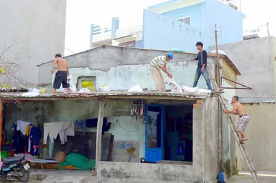 Người dân ven biển Đà Nẵng chèn chống nhà cửa, đối phó với bão Haiyan. Ảnh: NGUYÊN KHÔI Người dân ven biển Đà Nẵng chèn chống nhà cửa, đối phó với bão Haiyan. Ảnh: NGUYÊN KHÔI