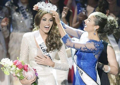 Gabriela vượt qua các người đẹp Tây Ban Nha, Ecuador, Philipines và Brazil để nhận vương miện từ tay Hoa hậu Hoàn Vũ 2012 Olivia Culpo. Gabriela vượt qua các người đẹp Tây Ban Nha, Ecuador, Philipines và Brazil để nhận vương miện từ tay Hoa hậu Hoàn Vũ 2012 Olivia Culpo.
