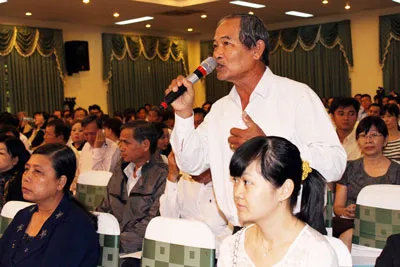 “Chỉ có con đường hợp tác mới mang lại sự phát triển bền vững cho HTX, giúp các hộ nông dân thoát nghèo” - đại diện HTX Nông nghiệp Phước An (huyện Bình Chánh, TPHCM) phát biểu tại hội thảo. “Chỉ có con đường hợp tác mới mang lại sự phát triển bền vững cho HTX, giúp các hộ nông dân thoát nghèo” - đại diện HTX Nông nghiệp Phước An (huyện Bình Chánh, TPHCM) phát biểu tại hội thảo.