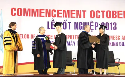 TS. Lê Hiệp Tuyển - Phó Hiệu trưởng (thứ hai từ trái sang), Giám đốc Trung tâm Đào tạo quốc tế ITPC trao bằng cho sinh viên. TS. Lê Hiệp Tuyển - Phó Hiệu trưởng (thứ hai từ trái sang), Giám đốc Trung tâm Đào tạo quốc tế ITPC trao bằng cho sinh viên.