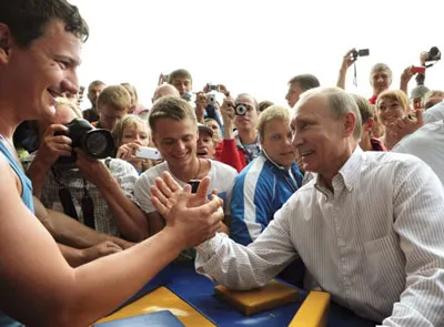 Putin tham gia trò chơi vật tay tại một trại hè hồi tháng 8-2011. Putin tham gia trò chơi vật tay tại một trại hè hồi tháng 8-2011.