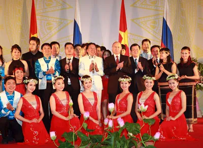 Chủ tịch nước Trương Tấn Sang và Tổng thống LB Nga V.Putin giao lưu với các văn nghệ sĩ. Chủ tịch nước Trương Tấn Sang và Tổng thống LB Nga V.Putin giao lưu với các văn nghệ sĩ.