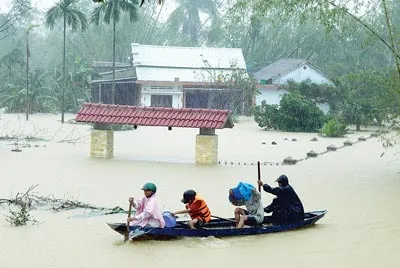 Người dân xã Hòa Phong (Hòa Vang, Đà Nẵng) chạy lũ bằng ghe chèo cá nhân. Ảnh: Nguyên Khôi Người dân xã Hòa Phong (Hòa Vang, Đà Nẵng) chạy lũ bằng ghe chèo cá nhân. Ảnh: Nguyên Khôi
