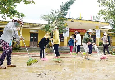 Ngày 18-11, ngành giáo dục các huyện Đại Lộc, Điện Bàn, Duy Xuyên, Hội An (Quảng Nam) khẩn trương dọn dẹp bùn đất sau cơn lũ để học sinh sớm trở lại trường. Ảnh: Nguyên Khôi Ngày 18-11, ngành giáo dục các huyện Đại Lộc, Điện Bàn, Duy Xuyên, Hội An (Quảng Nam) khẩn trương dọn dẹp bùn đất sau cơn lũ để học sinh sớm trở lại trường. Ảnh: Nguyên Khôi