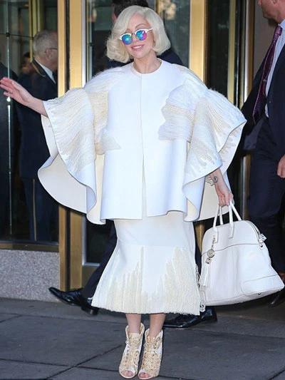Nữ ca sĩ có phong cách thời trang quái dị Lady Gaga xếp vị trí thứ hai với 80 triệu USD. Nữ ca sĩ có phong cách thời trang quái dị Lady Gaga xếp vị trí thứ hai với 80 triệu USD.
