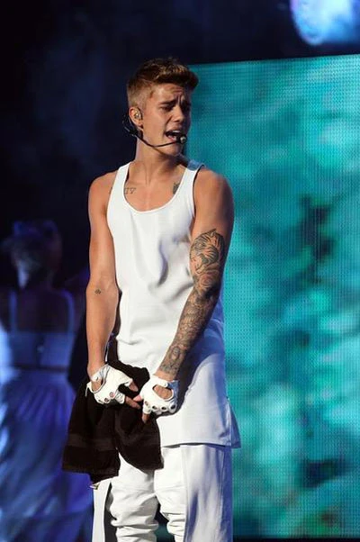 Ca sĩ 19 tuổi Justin Bieber đứng thứ 6 với 58 triệu USD. Ca sĩ 19 tuổi Justin Bieber đứng thứ 6 với 58 triệu USD.