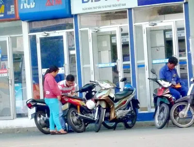 Cò Châu dụ khách mua vé và viết giấy tay đặt cọc vé tàu, sau đó nhận tiền.