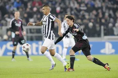Tiền vệ Arturo Vidal (trái, Juventus) vượt qua hậu vệ Thomas Delaney của Copenhagen.