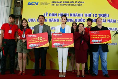 Three passengers were presented free gifts by VietJet Air (Photo: Courtesy of VietJet Air) Three passengers were presented free gifts by VietJet Air (Photo: Courtesy of VietJet Air)