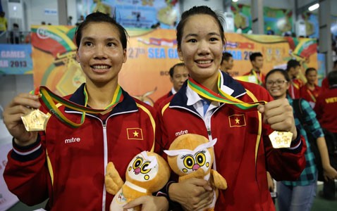 Two golden boxers of Vietnamese boxing team: Ha Thi Linh and Luu Thi Duyen (right). (Photo: SGGP)