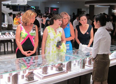 Tourists visit the Pearl Museum in Phan Thiet City . (Photo: Sggp) Tourists visit the Pearl Museum in Phan Thiet City . (Photo: Sggp)