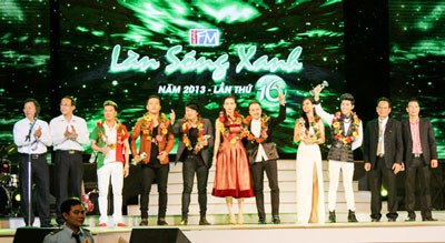 Singers honored for ‘Top 10 Favorite Singers’ award (Photo:SGGP) Singers honored for ‘Top 10 Favorite Singers’ award (Photo:SGGP)