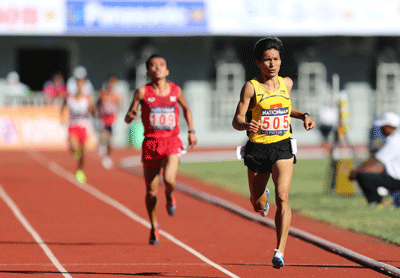 Athlete Nguyen Van Lai brings a gold medal for Vietnam with achievement of 14 minutes 19 seconds (Photo: SGGP)