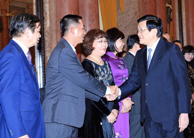 President Truong Tan Sang (R) yesterday appointed 22 diplomats to take up positions as overseas Vietnamese ambassadors.—VNA/VNS Photo Nguyen Khang