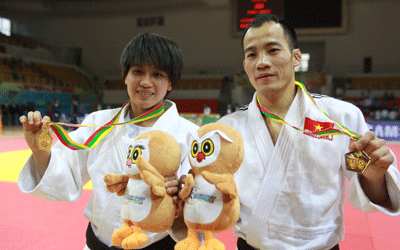 Van Ngoc Tu and Ho Ngan Giang (R) harvest two gold medals for Vietnam in Judo(Photo: SGGP)