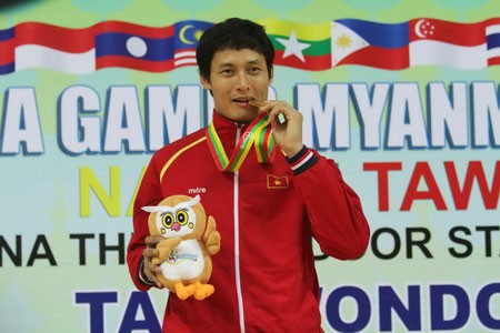Taekwondo athlete Nguyen Trong Cuong claims a gold medal in the men’s 87 kilogram weight division. (Photo: SGGP) Taekwondo athlete Nguyen Trong Cuong claims a gold medal in the men’s 87 kilogram weight division. (Photo: SGGP)