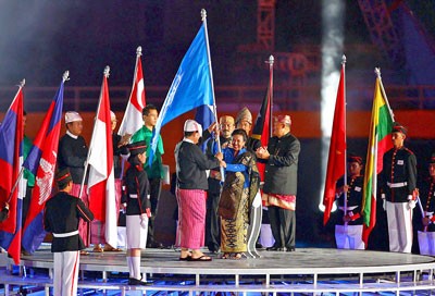 Myanmar transfers SEA Games flag to next host country Singapore (Photo:SGGP) Myanmar transfers SEA Games flag to next host country Singapore (Photo:SGGP)