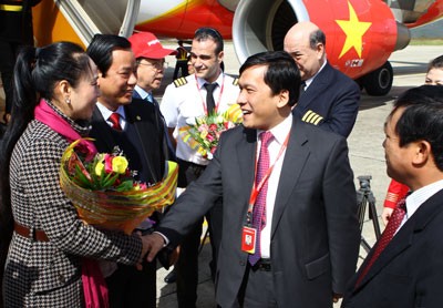 A Vietjet Air leader congratulates a passenger on the Da Lat- Vinh route (Photo: courtesy of Vietjet Air)