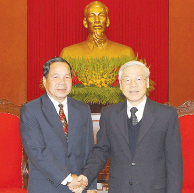 Party General Secretary Nguyen Phu Trong (right) receives Laos Minister of Public Security Thongban Seng Aphon (Photo:VNA)