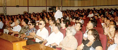 Đông đảo khán giả thích thú xem thi ca bài bản, cải lương vào chiều 7-12 tại Đài Tiếng nói Nhân dân TPHCM. Ảnh: An Thy Đông đảo khán giả thích thú xem thi ca bài bản, cải lương vào chiều 7-12 tại Đài Tiếng nói Nhân dân TPHCM. Ảnh: An Thy