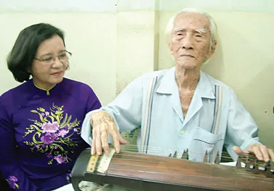 NSND Viễn Châu - danh cầm Bảy Bá (phải), người có công sáng tạo, đưa tân cổ giao duyên vào làm phong phú thêm cho âm nhạc tài tử cải lương. Ảnh: ĐỖ HẠNH NSND Viễn Châu - danh cầm Bảy Bá (phải), người có công sáng tạo, đưa tân cổ giao duyên vào làm phong phú thêm cho âm nhạc tài tử cải lương. Ảnh: ĐỖ HẠNH