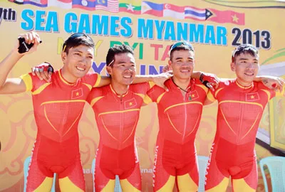 Đội tuyển xe đạp giành HCV nội dung đồng đội tính giờ 100km. Ảnh: DŨNG PHƯƠNG Đội tuyển xe đạp giành HCV nội dung đồng đội tính giờ 100km. Ảnh: DŨNG PHƯƠNG
