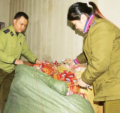 Đội Quản lý Thị trường số 1, Chi cục QLTT tỉnh Lào Cai kiểm tra lô hàng xúc xích Trung Quốc nhập lậu. Đội Quản lý Thị trường số 1, Chi cục QLTT tỉnh Lào Cai kiểm tra lô hàng xúc xích Trung Quốc nhập lậu.