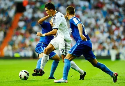 Cristiano Ronaldo (Real Madrid) đi bóng giữa các cầu thủ Valencia.