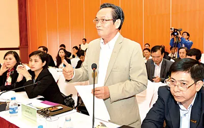 TS Trần Du Lịch, Phó đoàn đại biểu Quốc hội TPHCM, đề nghị thành lập Trung tâm hải sản quốc gia tại miền Trung. TS Trần Du Lịch, Phó đoàn đại biểu Quốc hội TPHCM, đề nghị thành lập Trung tâm hải sản quốc gia tại miền Trung.