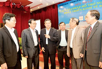 Chủ nhiệm Ủy ban Kinh tế của Quốc hội Nguyễn Văn Giàu trao đổi cùng các đại biểu dự hội thảo. Ảnh: Việt Dũng Chủ nhiệm Ủy ban Kinh tế của Quốc hội Nguyễn Văn Giàu trao đổi cùng các đại biểu dự hội thảo. Ảnh: Việt Dũng